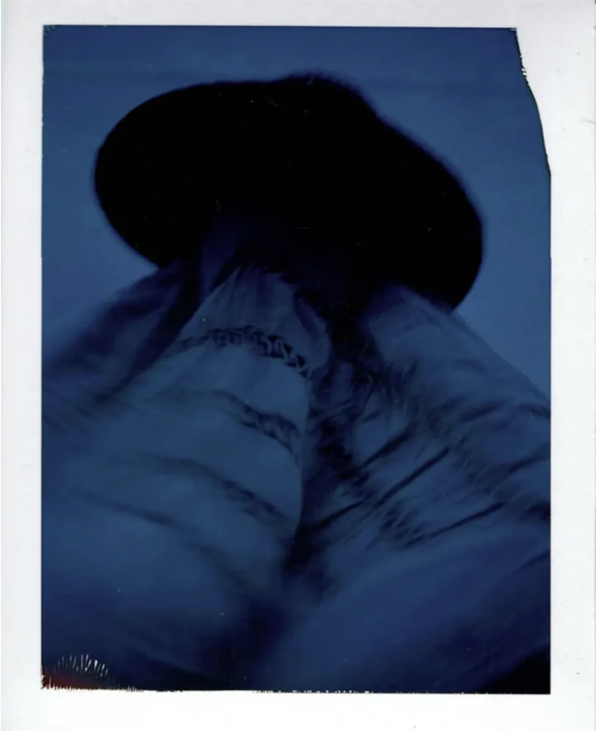 Ijó — silhouette in blue, motion blur